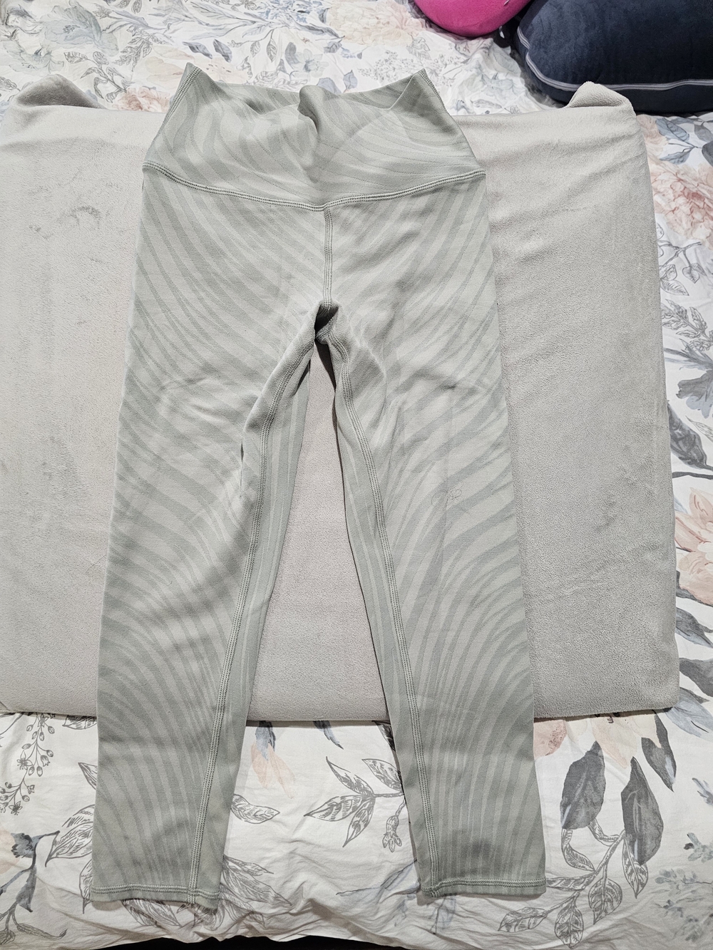 ALO Yoga Kids High-Rise Leggings in Sage Stripe